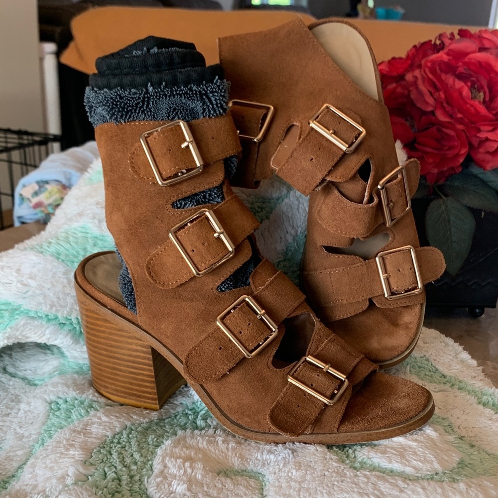Chic Tan Suede Buckle Heels